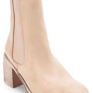 New in Box! Free People Essential Chelsea Boot, size 41, Sandy Beige